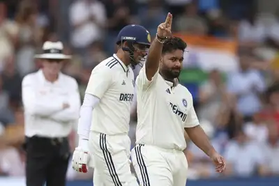 Rishabh Pant celebrates his century against England